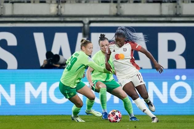 Wolfsburg, Germany, October 17th 2024: Sarai Linder (39 VfL Wolfsburg) and Kadidiatou Diani (11 Olympique Lyonnais) battle for the ball (duel) during the UEFA Womens Champions League Group stage football match between VfL Wolfsburg and Olympique Lyonnais at AOK Stadion in Wolfsburg, Germany. (Daniela Porcelli SPP) Copyright: xDanielaxPorcellix xSPPx spp-en-DaPoSp-20241017-_DP14919