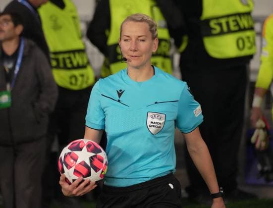 Referee Tess Olofsson during the UEFA Women s Champions League match between Galatasaray A.S. and AS Roma at Ataturk Olympic Stadium on October 17, 2024 in Istanbul, Turkey. Istanbul Ataturk Olympic Stadium Turkey Copyright: xSeskimphotox Galatasaray-Roma-171024 (71)