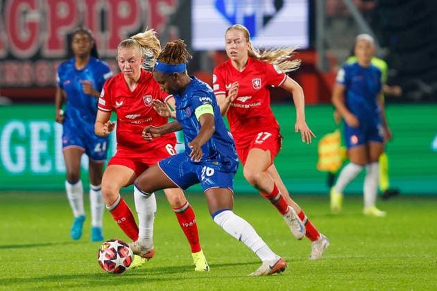 ENSCHEDE, Stadium De Grolsch Veste, 17-10-2024 , season 2024 2025 , UEFA Champions League Women. during the match Twente - Chelsea (women), FC Twente player Ella Peddemors Chelsea player Kadeisha Buchanan FC Twente player Amanda Andradottir Twente - Chelsea (women)  x26485574x Copyright: