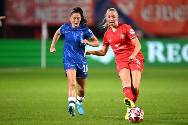 ENSCHEDE - (l-r) Eve Perisset of Chelsea, Ella Peddemors of FC Twente during the UEFA Champions League women s match between FC Twente and Chelsea FC at Stadion De Grolsch Veste on Oct. 17, 2024 in Enschede, Netherlands. ANP Hollandse Hoogte UEFA Women s Champions League 2024 25 Group Stage MD1 2024 25 xVIxANPxSportx xGerritxvanxKeulenxIVx 511097686 originalFilename: 511097686.jpg