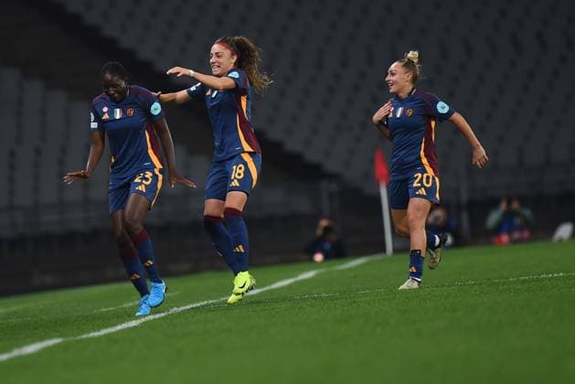 Hawa Cissoko of As Roma celebrates after scoring the first goal of his team with teammates during the UEFA Women s Champions League match between Galatasaray A.S. and AS Roma at Ataturk Olympic Stadium on October 17, 2024 in Istanbul, Turkey. Istanbul Ataturk Olympic Stadium Turkey Copyright: xSeskimphotox Galatasaray-Roma-171024 (99)