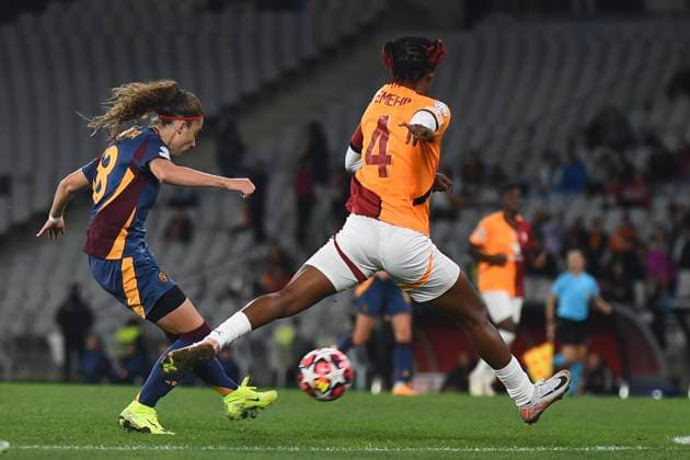 Blessing Demehin (4) of Galatasaray and Benedetta Glionna (18) of As Roma during the UEFA Women s Champions League match between Galatasaray A.S. and AS Roma at Ataturk Olympic Stadium on October 17, 2024 in Istanbul, Turkey. Istanbul Ataturk Olympic Stadium Turkey Copyright: xSeskimphotox Galatasaray-Roma-171024 (122)
