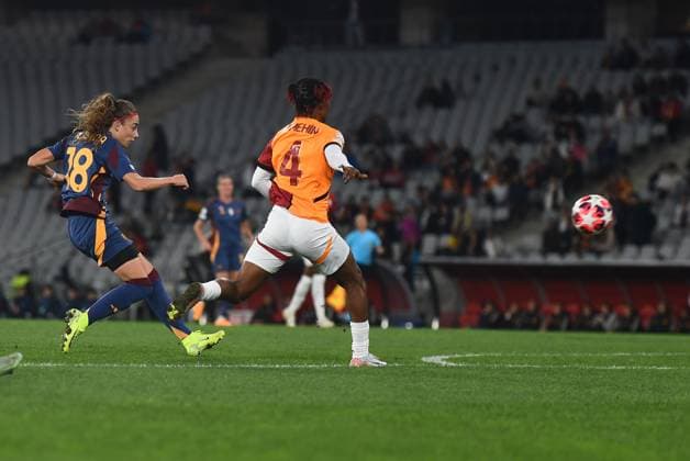 Blessing Demehin (4) of Galatasaray and Benedetta Glionna (18) of As Roma during the UEFA Women s Champions League match between Galatasaray A.S. and AS Roma at Ataturk Olympic Stadium on October 17, 2024 in Istanbul, Turkey. Istanbul Ataturk Olympic Stadium Turkey Copyright: xSeskimphotox Galatasaray-Roma-171024 (123)
