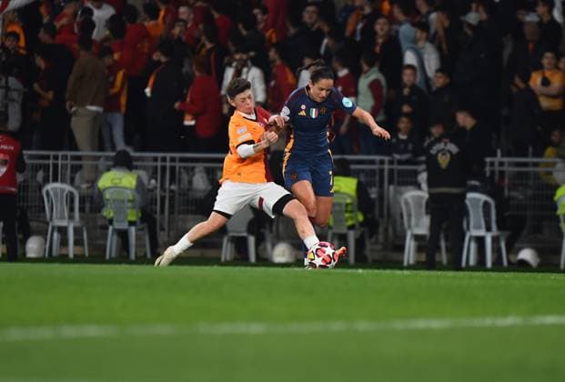Kristina Bakarandze (L) of Galatasaray and Evelyne Viens of As Roma during the UEFA Women s Champions League match between Galatasaray A.S. and AS Roma at Ataturk Olympic Stadium on October 17, 2024 in Istanbul, Turkey. Istanbul Ataturk Olympic Stadium Turkey Copyright: xSeskimphotox Galatasaray-Roma-171024 (134)