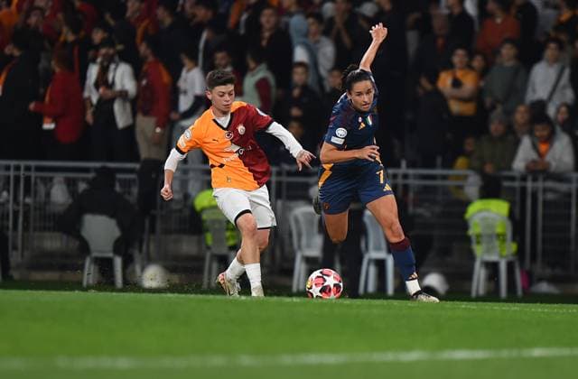 Kristina Bakarandze (L) of Galatasaray and Evelyne Viens of As Roma during the UEFA Women s Champions League match between Galatasaray A.S. and AS Roma at Ataturk Olympic Stadium on October 17, 2024 in Istanbul, Turkey. Istanbul Ataturk Olympic Stadium Turkey Copyright: xSeskimphotox Galatasaray-Roma-171024 (135)
