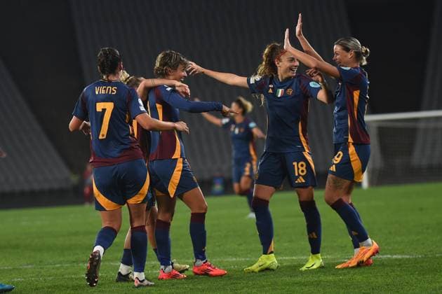 Valentina Giacinti (9) of Roma celebrates after scoring the second goal of his team with teammates during the UEFA Women s Champions League match between Galatasaray A.S. and AS Roma at Ataturk Olympic Stadium on October 17, 2024 in Istanbul, Turkey. Istanbul Ataturk Olympic Stadium Turkey Copyright: xSeskimphotox Galatasaray-Roma-171024 (155)