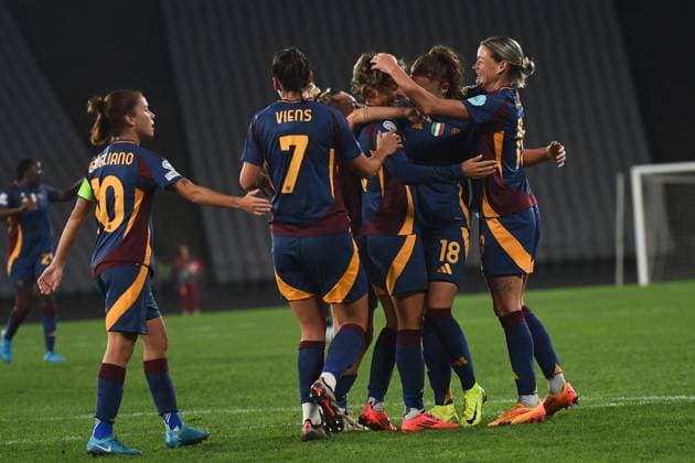 Valentina Giacinti (9) of Roma celebrates after scoring the second goal of his team with teammates during the UEFA Women s Champions League match between Galatasaray A.S. and AS Roma at Ataturk Olympic Stadium on October 17, 2024 in Istanbul, Turkey. Istanbul Ataturk Olympic Stadium Turkey Copyright: xSeskimphotox Galatasaray-Roma-171024 (158)