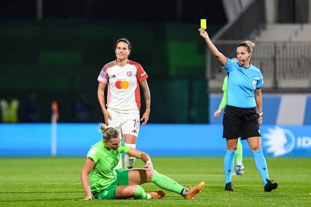 Soccer I Women I Season 2024 2025 I Champions League I VfL Wolfsburg Olympique Lyon I 17 10 2024 Referee Desiree Grundbacher from Switzerland shows Dzsenifer Marozsan 10, Olympique Lyon right the yellow card for the foul on Alexandra Popp 11, VfL Wolfsburg sitting on the ground Wolfsburg AOK Stadion Niedersachsen Germany Copyright: xLobeca InesxHähnelx
