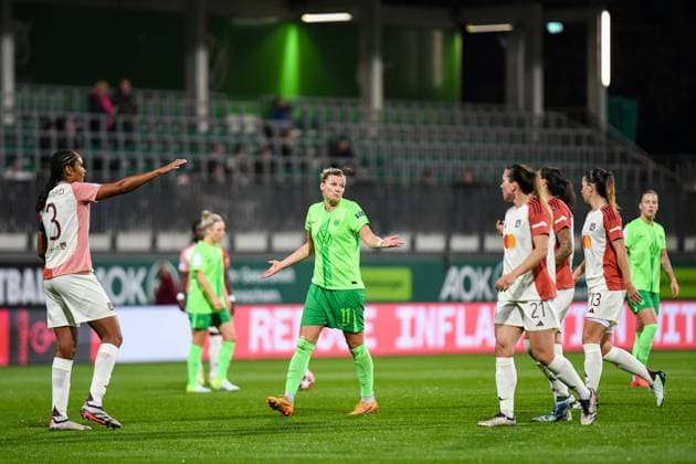 Soccer I Women I Season 2024 2025 I Champions League I VfL Wolfsburg Olympique Lyon I 17 10 2024 Alexandra Popp 11, VfL Wolfsburg center raises her arms innocently after the yellow card against Dzsenifer Marozsan 10, Olympique Lyon Wolfsburg AOK Stadion Niedersachsen Germany Copyright: xLobeca InesxHähnelx