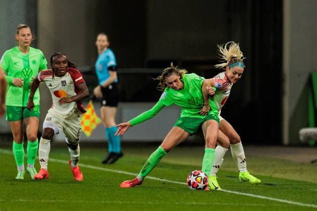 UEFA Womens Champions League VfL Wolfsburg Olympique Lyonnais 17 10 2024 duel Jule Brand VfL Wolfsburg, 29 , Ellie Carpenter Olympique Lyonnais, 12 UEFA Womens Champions League VfL Wolfsburg Olympique Lyonnais, Wolfsburg, AOK Stadion on 17 10 2024 Copyright: xBEAUTIFULxSPORTS Wunderlx