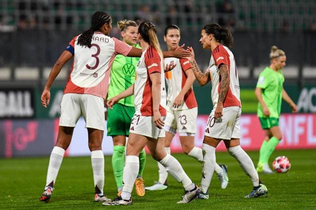 Soccer I Women I 2024 2025 season I Champions League I VfL Wolfsburg Olympique Lyon I 17 10 2024 Wendie Renard 3, Olympique Lyon left intervenes to appease as Dzsenifer Marozsan 10, Olympique Lyon right still with Alexandra Popp 11, VfL Wolfsburg 2 v l discusses Wolfsburg AOK Stadion Niedersachsen Germany Copyright: xLobeca InesxHähnelx