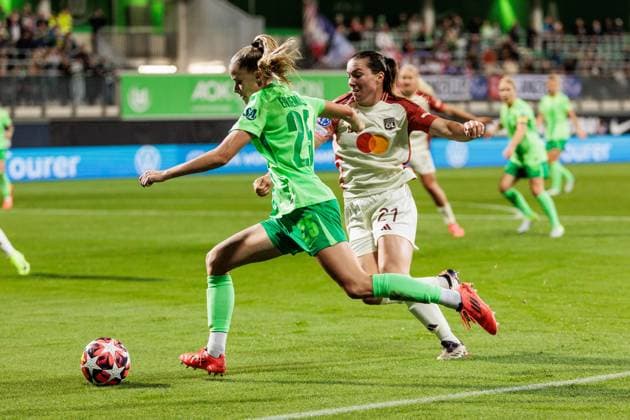 UEFA Womens Champions League VfL Wolfsburg Olympique Lyonnais 17 10 2024 duel Vivien Endemann VfL Wolfsburg, 25 , Vanessa Gilles Olympique Lyonnais, 21 UEFA Womens Champions League VfL Wolfsburg Olympique Lyonnais, Wolfsburg, AOK Stadion on 17 10 2024 Copyright: xBEAUTIFULxSPORTS Wunderlx