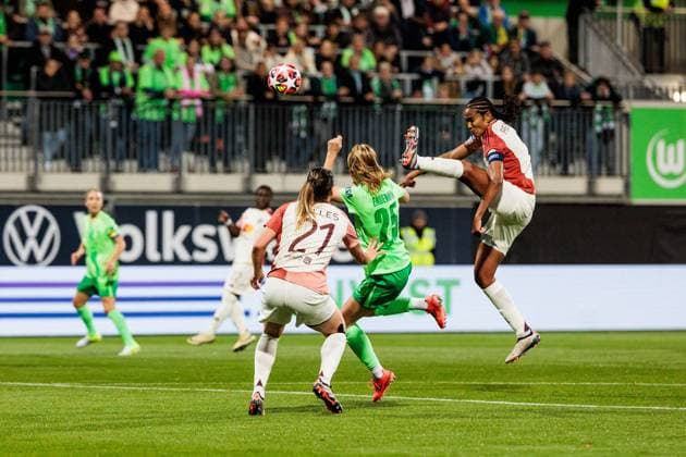 UEFA Womens Champions League VfL Wolfsburg Olympique Lyonnais 17 10 2024 duel Vanessa Gilles Olympique Lyonnais, 21 , Vivien Endemann VfL Wolfsburg, 25 , Wendie Renard Olympique Lyonnais, 3 kicks the ball away UEFA Womens Champions League VfL Wolfsburg Olympique Lyonnais, Wolfsburg, AOK Stadion on 17 10 2024 Copyright: xBEAUTIFULxSPORTS Wunderlx