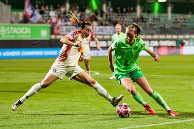 UEFA Womens Champions League VfL Wolfsburg Olympique Lyonnais 17 10 2024 duel Vanessa Gilles Olympique Lyonnais, 21 , Vivien Endemann VfL Wolfsburg, 25 UEFA Womens Champions League VfL Wolfsburg Olympique Lyonnais, Wolfsburg, AOK Stadion on 17 10 2024 Copyright: xBEAUTIFULxSPORTS Wunderlx
