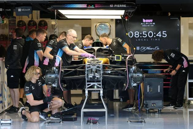 Mechanics working on Pierre Gaslys Alpine , Formula 1 Pirelli Grand Prix, FIA F1 World Championship, Circuit of America, Austin Texas, 17 10 2024, USA, Preparing for the weekend