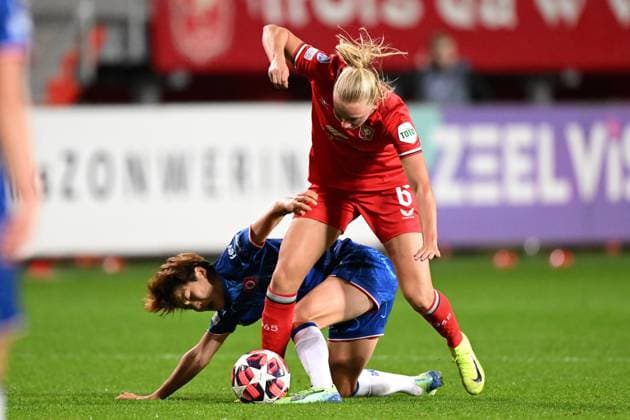 ENSCHEDE - (l-r) Maika Hamano of Chelsea, Ella Peddemors of FC Twente during the UEFA Champions League women s match between FC Twente and Chelsea FC at Stadion De Grolsch Veste on Oct. 17, 2024 in Enschede, Netherlands. ANP Hollandse Hoogte UEFA Women s Champions League 2024 25 Group Stage MD1 2024 25 xVIxANPxSportx xGerritxvanxKeulenxIVx 511101338 originalFilename: 511101338.jpg