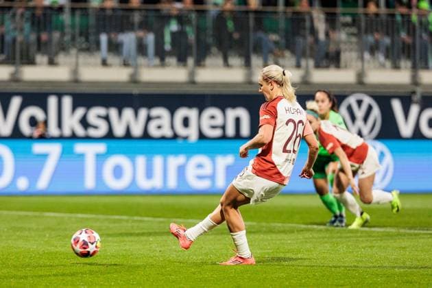 UEFA Womens Champions League VfL Wolfsburg Olympique Lyonnais 17 10 2024 Lindsey Horan Olympique Lyonnais, 26 scores the penalty to make it 0 2 UEFA Womens Champions League VfL Wolfsburg Olympique Lyonnais, Wolfsburg, AOK Stadion on 17 10 2024 Copyright: xBEAUTIFULxSPORTS Wunderlx