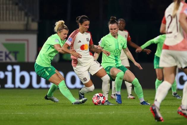 VfL vs Olympique Lyon, CL Women Wolfsburg, 17 10 2024, FOOTBALL VfL Wolfsburg vs Olympique Lyon, group round Champions League Women, season 2024 25 Lena Lattwein VfL Wolfsburg , Dzsenifer Marozsan Olympique Lyon , Marina Hegering VfL Wolfsburg Wolfsburg