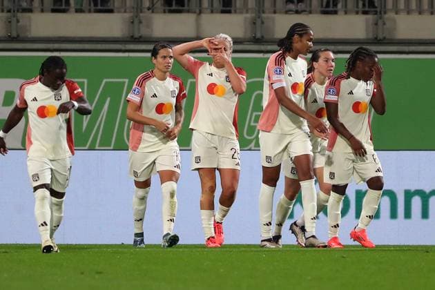 VfL vs Olympique Lyon, CL Women Wolfsburg, 17 10 2024, FOOTBALL VfL Wolfsburg vs Olympique Lyon, group round Champions League Women, 2024 season 25 Lindsey Horan Olympique Lyon celebrates with the team after her penalty goal to make it 0 2 Wolfsburg