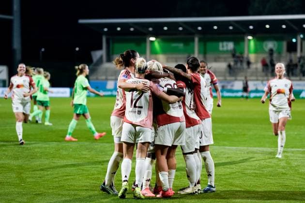 Wolfsburg, Germany, October 17th 2024: Lindsey Horan (26 Olympique Lyonnais) with teammates after scoring her teams second goal during the UEFA Womens Champions League Group stage football match between VfL Wolfsburg and Olympique Lyonnais at AOK Stadion in Wolfsburg, Germany. (Daniela Porcelli SPP) Copyright: xDanielaxPorcellix xSPPx spp-en-DaPoSp-20241017-_DP23639