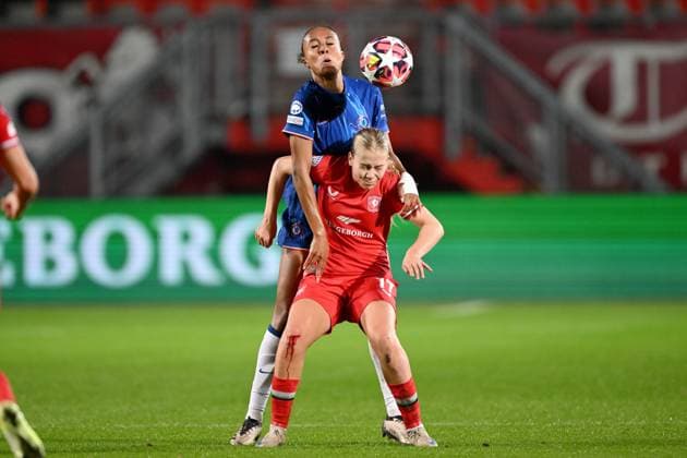 ENSCHEDE - (l-r) Maelys Mpome of Chelsea, Amanda Andradottir of FC Twente during the UEFA Champions League women s match between FC Twente and Chelsea FC at Stadion De Grolsch Veste on Oct. 17, 2024 in Enschede, Netherlands. ANP Hollandse Hoogte UEFA Women s Champions League 2024 25 Group Stage MD1 2024 25 xVIxANPxSportx xGerritxvanxKeulenxIVx 511101740 originalFilename: 511101740.jpg