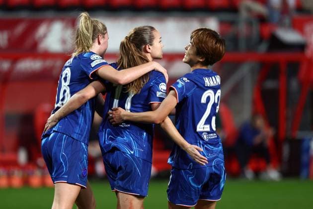 ENSCHEDE - (l-r) Wieke Kaptein of Chelsea FC, Guro Reiten of Chelsea FC, Maika Hamano of Chelsea FC celebrate the 0-3 during the UEFA Champions League women s match between FC Twente and Chelsea FC at Stadion De Grolsch Veste on Oct. 17, 2024 in Enschede, Netherlands. ANP VINCENT JANNINK UEFA Women s Champions League 2024 25 Group Stage MD1 2024 25 xVIxANPxSportx xxANPxIVx 511102013 originalFilename: 511102013.jpg