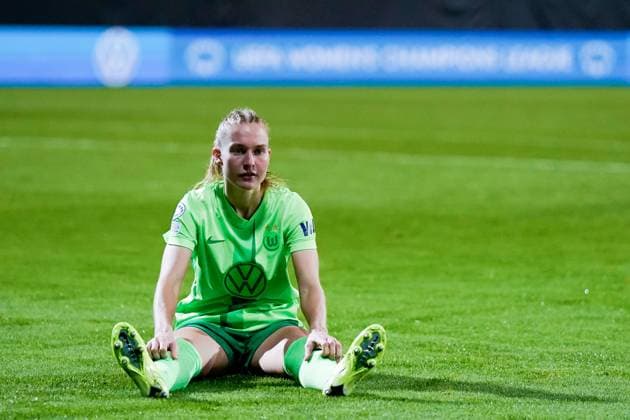 Wolfsburg, Germany, October 17th 2024: Janina Minge (6 VfL Wolfsburg) looks dejected and disappointed aftrer causing a penalty during the UEFA Womens Champions League Group stage football match between VfL Wolfsburg and Olympique Lyonnais at AOK Stadion in Wolfsburg, Germany. (Daniela Porcelli SPP) Copyright: xDanielaxPorcellix xSPPx spp-en-DaPoSp-20241017-_DP23605