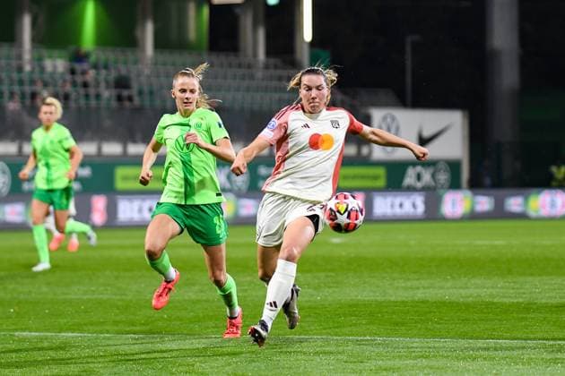 Soccer I Women I Season 2024 2025 I Champions League I VfL Wolfsburg Olympique Lyon I 17 10 2024 duel Vivien Endemann 25, VfL Wolfsburg vs Vanessa Gilles 21, Olympique Lyon right Wolfsburg AOK Stadium Lower Saxony Germany Copyright: xLobeca InesxHähnelx