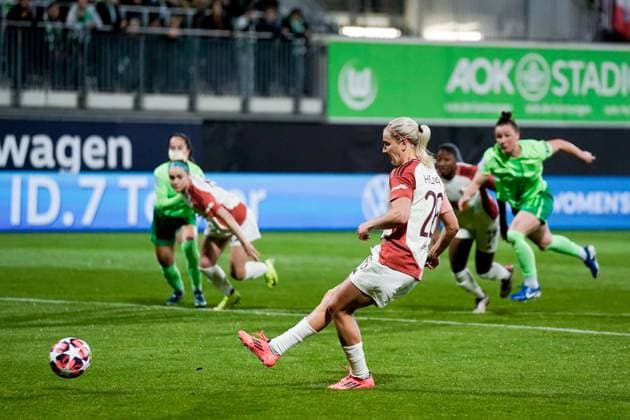 Wolfsburg, Germany, October 17th 2024: Lindsey Horan (26 Olympique Lyonnais) scores a penalty during the UEFA Womens Champions League Group stage football match between VfL Wolfsburg and Olympique Lyonnais at AOK Stadion in Wolfsburg, Germany. (Daniela Porcelli SPP) Copyright: xDanielaxPorcellix xSPPx spp-en-DaPoSp-20241017-_DP23616