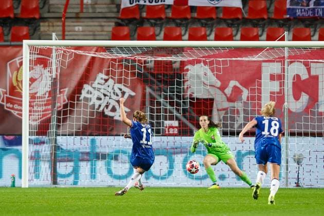 ENSCHEDE, Stadium De Grolsch Veste, 17-10-2024 , season 2024 2025 , UEFA Champions League Women. during the match Twente - Chelsea (women), Chelsea player Guro Reiten scores 0-3 FC Twente goalkeeper Olivia Clark Twente - Chelsea (women)  x26485683x Copyright: