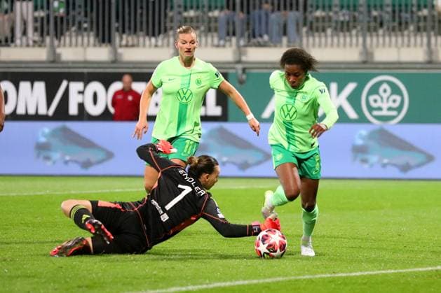 VfL vs Olympique Lyon, CL Women Wolfsburg, 17 10 2024, FOOTBALL VfL Wolfsburg vs Olympique Lyon, group round Champions League Women, season 2024 25 Goalkeeper Christiane Endler Olympique Lyon , Lineth Beerensteyn VfL Wolfsburg Wolfsburg