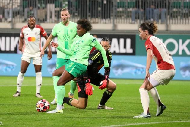 VfL vs Olympique Lyon, CL Women Wolfsburg, 17 10 2024, FOOTBALL VfL Wolfsburg vs Olympique Lyon, group round Champions League Women, season 2024 25 Lineth Beerensteyn VfL Wolfsburg , Goalkeeper Christiane Endler Olympique Lyon , Damaris Egurrola Olympique Lyon Wolfsburg