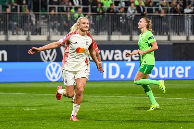 Soccer I Women I Season 2024 2025 I Champions League I VfL Wolfsburg Olympique Lyon I 17 10 2024 Goal celebration Lindsey Horan 26, Olympique Lyon left after converting penalty kick, Janina Minge 6, VfL Wolfsburg right has previously taken the penalty kick Wolfsburg AOK Stadion Niedersachsen Germany Copyright: xLobeca InesxHähnelx