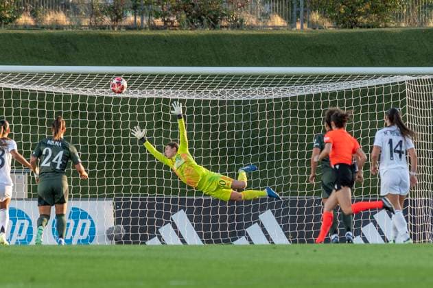 October 17, 2024, Valdebebas, Madrid, Spain: Moment in which the REAL MADRID player, 10 CAROLINE WEIR, scores the first goal of the match to the goalkeeper of CELTiC FC, 30 KELSEY DAUGHERTY. Valdebebas Spain - ZUMAc312 20241017_zsp_c312_032 Copyright: xOscarxManuelxSanchezx