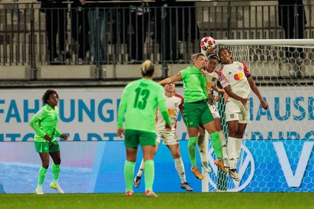 UEFA Womens Champions League VfL Wolfsburg Olympique Lyonnais 17 10 2024 Header duel Alexandra Popp VfL Wolfsburg, 11, 100 UEFA Champions League match , Wendie Renard Olympique Lyonnais, 3 UEFA Womens Champions League VfL Wolfsburg Olympique Lyonnais, Wolfsburg, AOK Stadion on 17 10 2024 Copyright: xBEAUTIFULxSPORTS Wunderlx