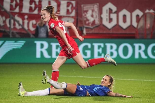 Enschede, Netherlands, October 17th 2024: Nikee Van Dijk (20 FC Twente) scores during the UEFA Womens Champions League game between FC Twente and Chelsea in De Grolsch Veste in Enschede, Netherlands. (Leiting Gao SPP) Copyright: xLeitingxGaox xSPPx spp-en-LeGaSp-LG202410179865