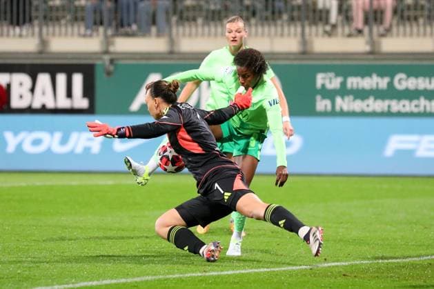 VfL vs Olympique Lyon, CL Women Wolfsburg, 17 10 2024, FOOTBALL VfL Wolfsburg vs Olympique Lyon, group round Champions League Women, season 2024 25 Goalkeeper Christiane Endler Olympique Lyon , Lineth Beerensteyn VfL Wolfsburg Wolfsburg