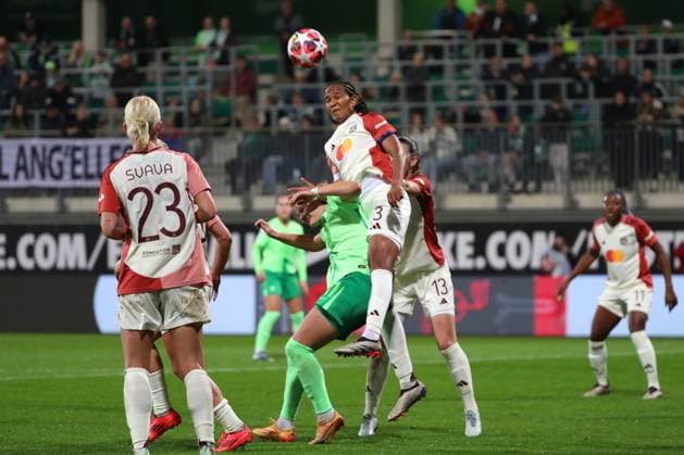 VfL vs Olympique Lyon, CL Women Wolfsburg, 17 10 2024, FOOTBALL VfL Wolfsburg vs Olympique Lyon, group round Champions League Women, season 2024 25 Wendie Renard Olympique Lyon , Alexandra Popp VfL Wolfsburg Wolfsburg Wolfsburg