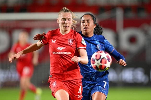 ENSCHEDE - (l-r) Lieske Carleer of FC Twente, Mayra Ramirez of Chelsea during the UEFA Champions League women s match between FC Twente and Chelsea FC at Stadion De Grolsch Veste on Oct. 17, 2024 in Enschede, Netherlands. ANP Hollandse Hoogte UEFA Women s Champions League 2024 25 Group Stage MD1 2024 25 xVIxANPxSportx xGerritxvanxKeulenxIVx 511103721 originalFilename: 511103721.jpg