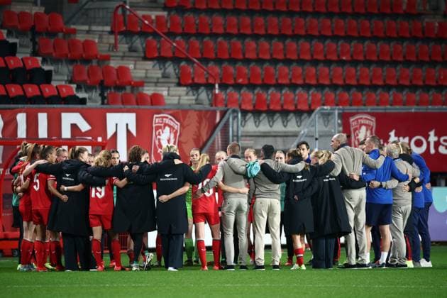 ENSCHEDE - FC Twente women after the UEFA Champions League women s match between FC Twente and Chelsea FC at Stadion De Grolsch Veste on Oct. 17, 2024 in Enschede, Netherlands. ANP VINCENT JANNINK UEFA Women s Champions League 2024 25 Group Stage MD1 2024 25 xVIxANPxSportx xxANPxIVx 511104830 originalFilename: 511104830.jpg