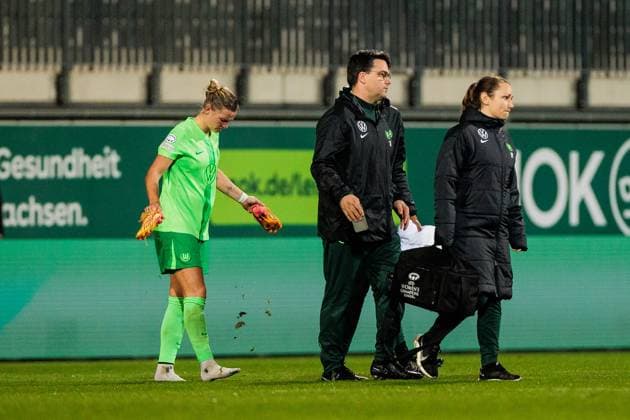UEFA Womens Champions League VfL Wolfsburg Olympique Lyonnais 17 10 2024 Alexandra Popp VfL Wolfsburg, 11, 100 UEFA Champions League match limps off the pitch with an injury UEFA Womens Champions League VfL Wolfsburg Olympique Lyonnais, Wolfsburg, AOK Stadion on 17 10 2024 Copyright: xBEAUTIFULxSPORTS Wunderlx