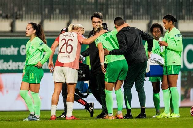 UEFA Womens Champions League VfL Wolfsburg Olympique Lyonnais 17 10 2024 Alexandra Popp VfL Wolfsburg, 11, 100 UEFA Champions League match must be treated on the pitch Lindsey Horan Olympique Lyonnais, 26 looks after her UEFA Womens Champions League VfL Wolfsburg Olympique Lyonnais, Wolfsburg, AOK Stadion on 17 10 2024 Copyright: xBEAUTIFULxSPORTS Wunderlx