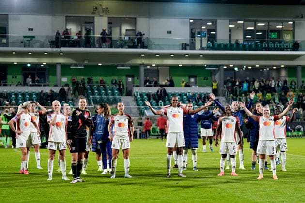 Wolfsburg, Germany, October 17th 2024: Players of Olympique Lyonnais celebrating their victory in front of fans during the UEFA Womens Champions League Group stage football match between VfL Wolfsburg and Olympique Lyonnais at AOK Stadion in Wolfsburg, Germany. (Daniela Porcelli SPP) Copyright: xDanielaxPorcellix xSPPx spp-en-DaPoSp-20241017-_DP23746