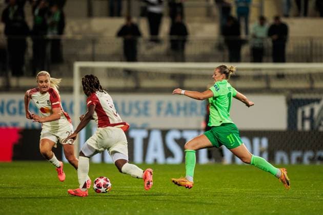 UEFA Womens Champions League VfL Wolfsburg Olympique Lyonnais 17 10 2024 duel Melchie Dumornay Olympique Lyonnais, 6 , Alexandra Popp VfL Wolfsburg, 11, 100 UEFA Champions League match UEFA Womens Champions League VfL Wolfsburg Olympique Lyonnais, Wolfsburg, AOK Stadion on 17 10 2024 Copyright: xBEAUTIFULxSPORTS Wunderlx