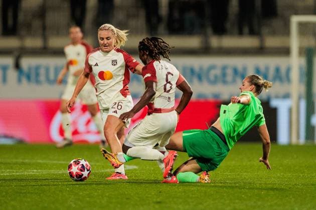 UEFA Womens Champions League VfL Wolfsburg Olympique Lyonnais 17 10 2024 duel Melchie Dumornay Olympique Lyonnais, 6 , Alexandra Popp VfL Wolfsburg, 11, 100 UEFA Champions League match UEFA Womens Champions League VfL Wolfsburg Olympique Lyonnais, Wolfsburg, AOK Stadion on 17 10 2024 Copyright: xBEAUTIFULxSPORTS Wunderlx
