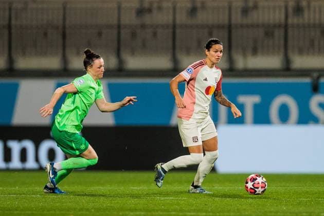 UEFA Womens Champions League VfL Wolfsburg Olympique Lyonnais 17 10 2024 duel Marina Hegering VfL Wolfsburg, 31 , Dzsenifer Marozsan Olympique Lyonnais, 10 UEFA Womens Champions League VfL Wolfsburg Olympique Lyonnais, Wolfsburg, AOK Stadion on 17 10 2024 Copyright: xBEAUTIFULxSPORTS Wunderlx
