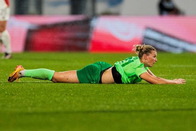 UEFA Womens Champions League VfL Wolfsburg Olympique Lyonnais 17 10 2024 Alexandra Popp VfL Wolfsburg, 11, 100 UEFA Champions League match remains frustrated after duel UEFA Womens Champions League VfL Wolfsburg Olympique Lyonnais, Wolfsburg, AOK Stadion on 17 10 2024 Copyright: xBEAUTIFULxSPORTS Wunderlx