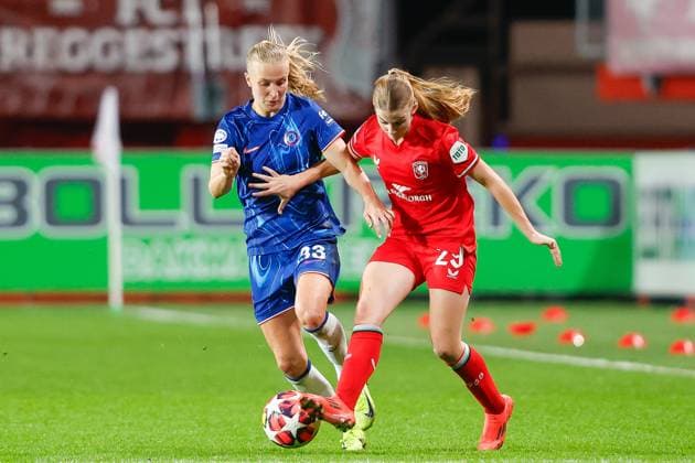 ENSCHEDE, Stadium De Grolsch Veste, 17-10-2024 , season 2024 2025 , UEFA Champions League Women. during the match Twente - Chelsea (women), Chelsea player Agnes Beever-Jones FC Twente player Rose Ivens Twente - Chelsea (women)  x26486335x Copyright: