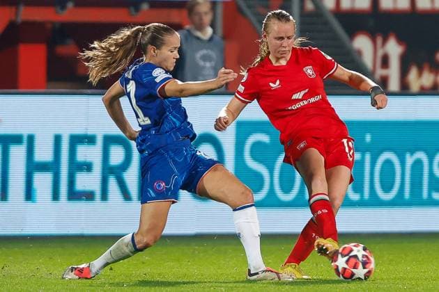 ENSCHEDE, Stadium De Grolsch Veste, 17-10-2024 , season 2024 2025 , UEFA Champions League Women. during the match Twente - Chelsea (women), Chelsea player Guro Reiten FC Twente player Leonie Vliek Twente - Chelsea (women)  x26486336x Copyright: