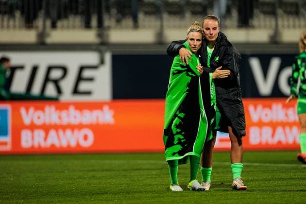 UEFA Womens Champions League VfL Wolfsburg Olympique Lyonnais 17 10 2024 Svenja Huth VfL Wolfsburg 10 and Luca Papp VfL Wolfsburg, 13 hug each other in frustration after the match UEFA Womens Champions League VfL Wolfsburg Olympique Lyonnais, Wolfsburg, AOK Stadion on 17 10 2024 Copyright: xBEAUTIFULxSPORTS Wunderlx